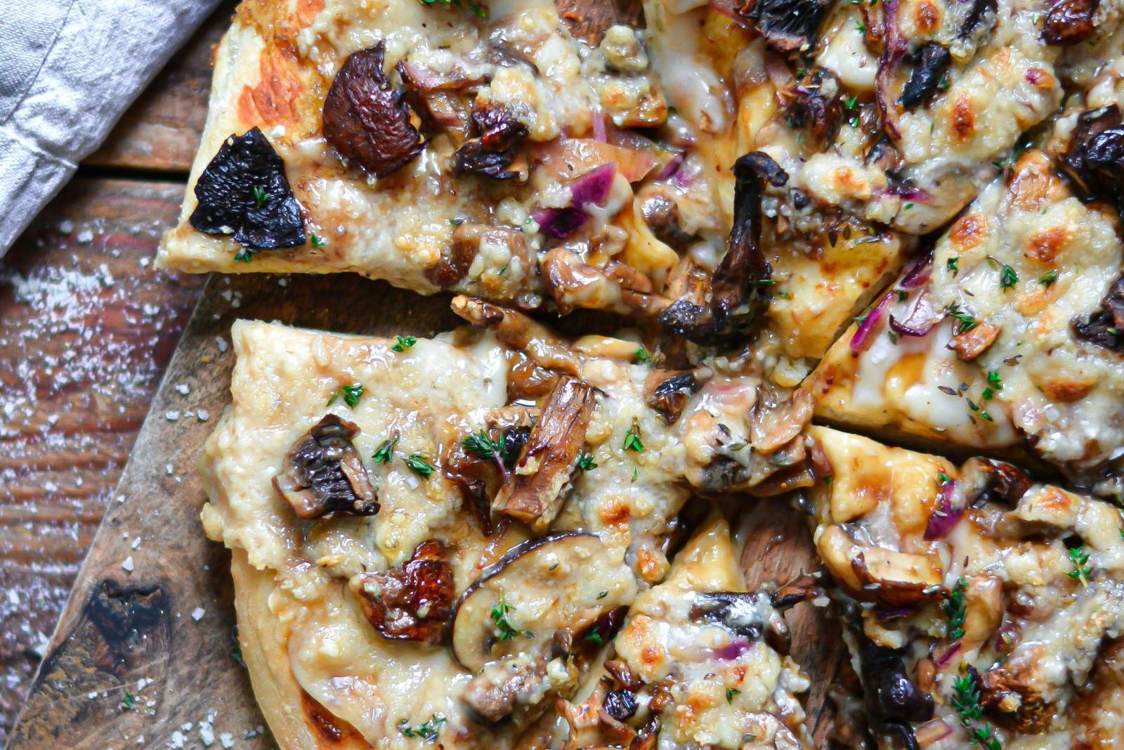 Pizza maison aux champignons et au maïs